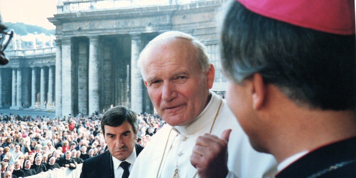 Ciudad del Vaticano, con S. S. Juan Pablo II, 1980–1990. Colección Pedro Rubiano Sáenz, Archivo Histórico Arquidiocesano. AFH PRS 01 043.