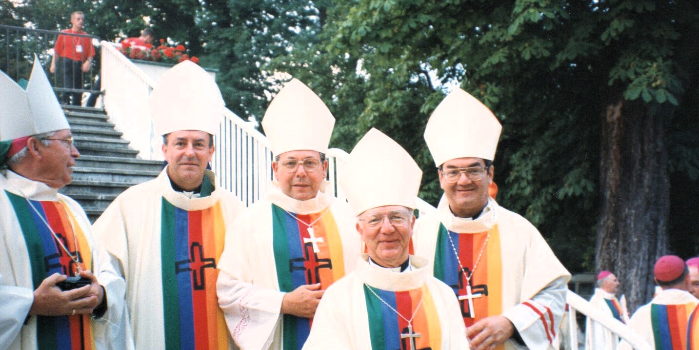 XII Jornada Mundial de la Juventud con S. S. Juan Pablo II, durante su viaje apostólico a París; obispos colombianos, 1997. Colección Pedro Rubiano Sáenz, Archivo Histórico Arquidiocesano. AFH PRS 01 247.