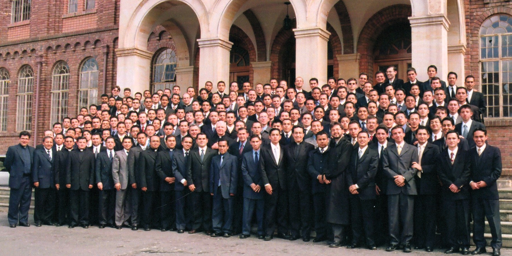 eminario Mayor de Bogotá, seminaristas y presbíteros, 2000–2010. Colección Pedro Rubiano Sáenz, Archivo Histórico Arquidiocesano. AFH PRS 02 208.