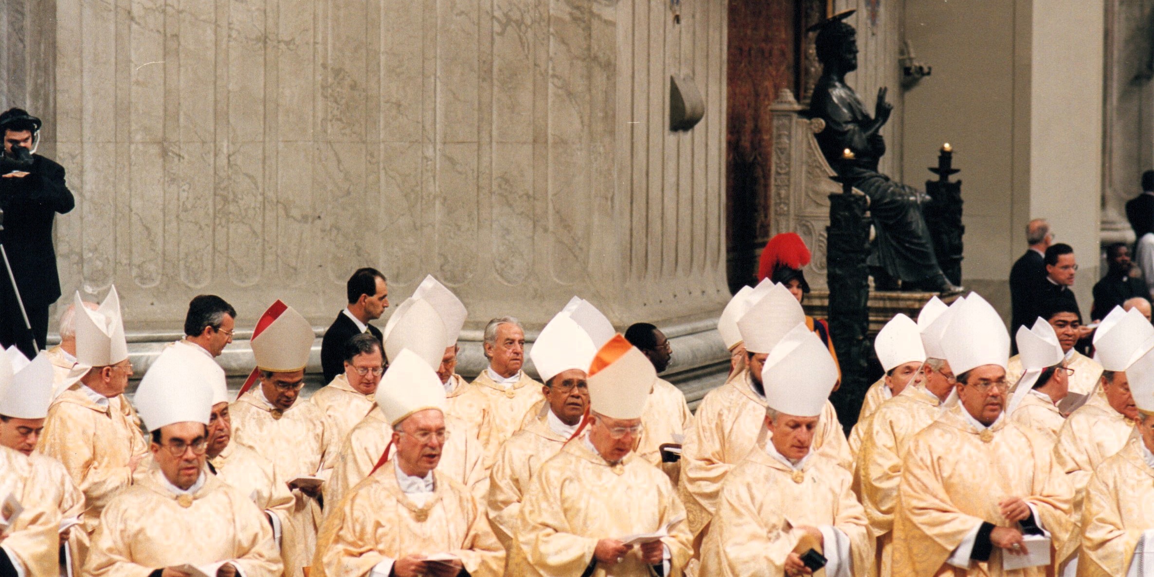 Asamblea Especial para América del Sínodo de los Obispos, S. S. Juan Pablo II y grupo de obispos, 1997. Colección Pedro Rubiano Sáenz, Archivo Histórico Arquidiocesano. AFH PRS 03 036.